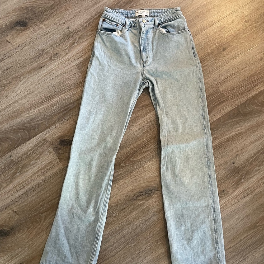 Abercrombie Light Wash Curve Love 90s Relaxed High Rise Jeans